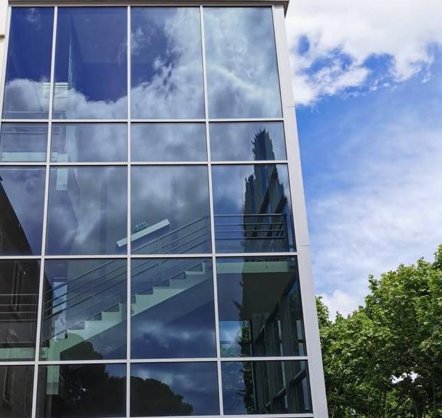 Vente et installation de films de protection solaire sur les vitrages des locaux professionnels à Latte, près de Montpellier