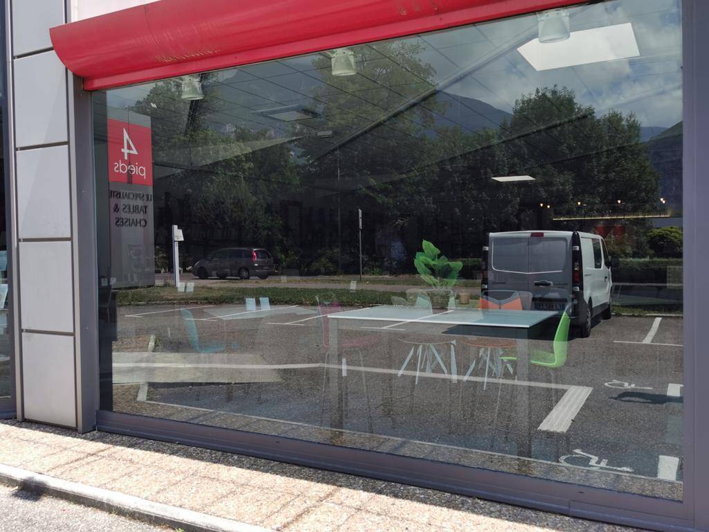 Films solaires posés sur les vitrines d'une surface de vente pour protéger les articles exposés en vitrine : illustration concrète dans un magasin 4 pieds de Saint Egrève, 38120