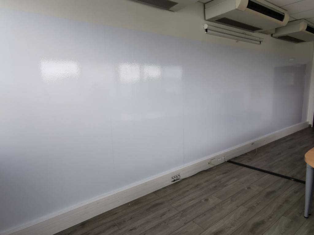 Réalisation d'un tableau blanc magnétique et effaçable sur mesure avec  un film PVC Solar Screen sur des cloisons de bureaux à Tricastin, Drôme