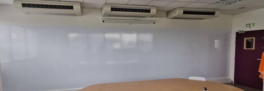 Illustration d'une cloison de bureaux dans le 17ème à Paris transformée en tableau blanc magnétique effaçable et