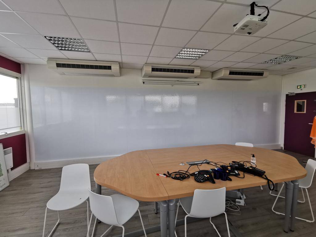 Application de films adhésifs pour concevoir des tableaux blancs magnétiques et effaçables sur les cloisons de bureaux vers Monaco