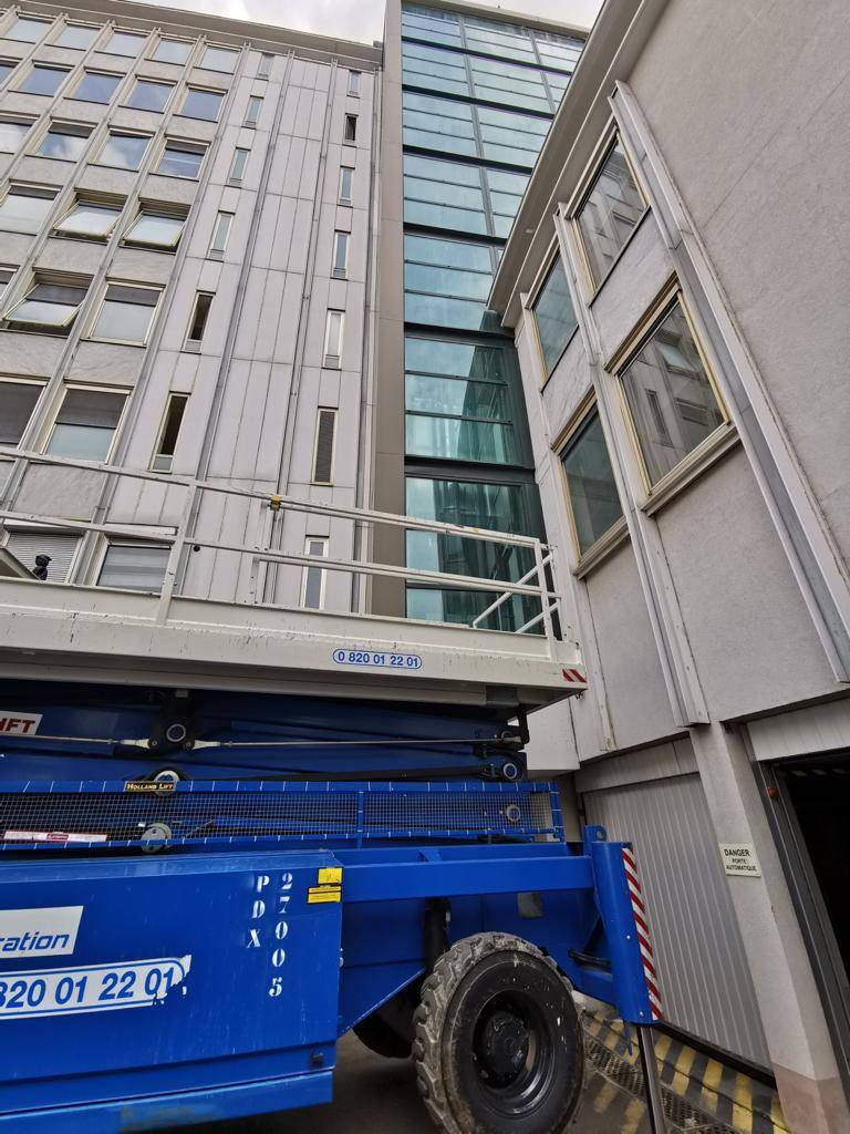 Location d'un engin de levage pour l'application de films solaires sur une cage vitrée d'ascenseur de 26 m de hauteur, Lyon 3ème