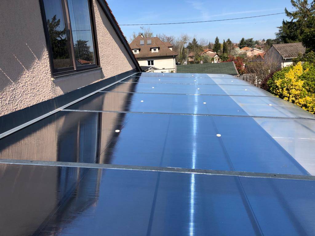 Comment protéger de la chaleur les surfaces en polycarbonate : exemple d'application d'un film solaire sur un abri de piscine dans la région de Vienne en Isère