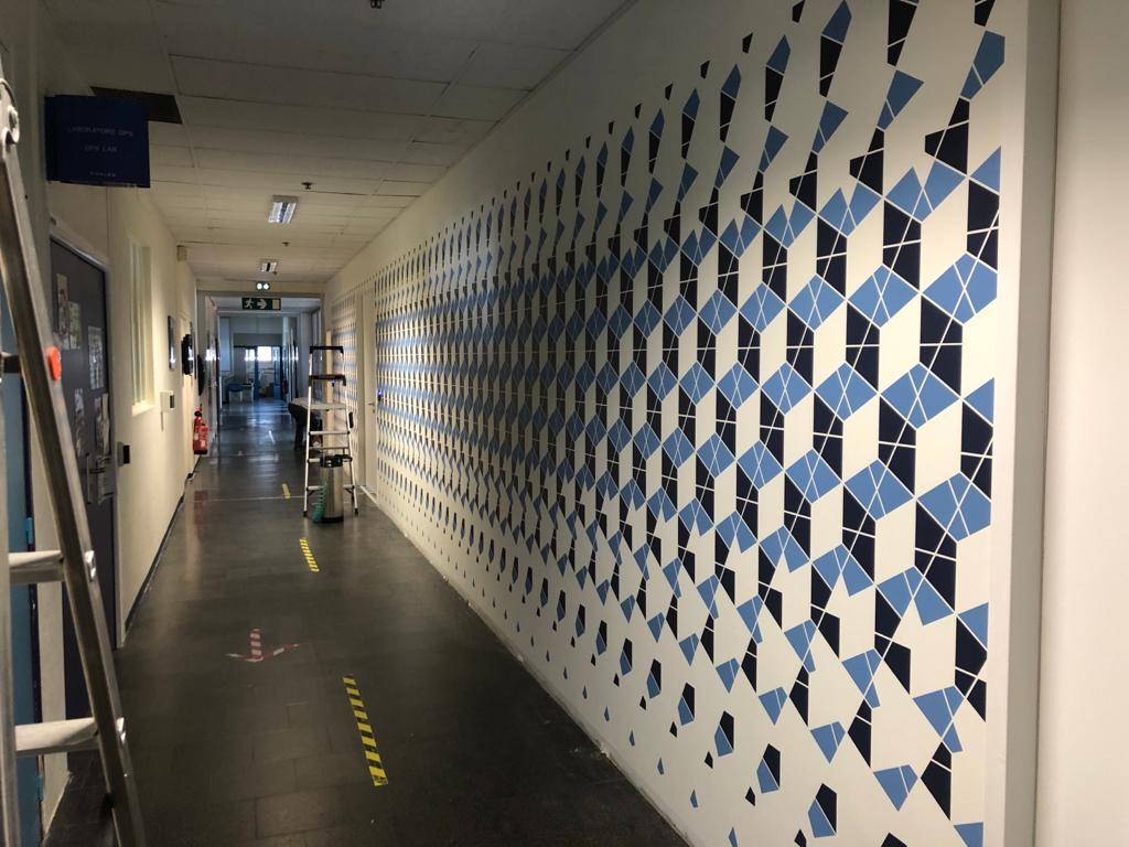 Pose de papier peint adhésif avec impression personnalisable dans des bureaux près de Lyon