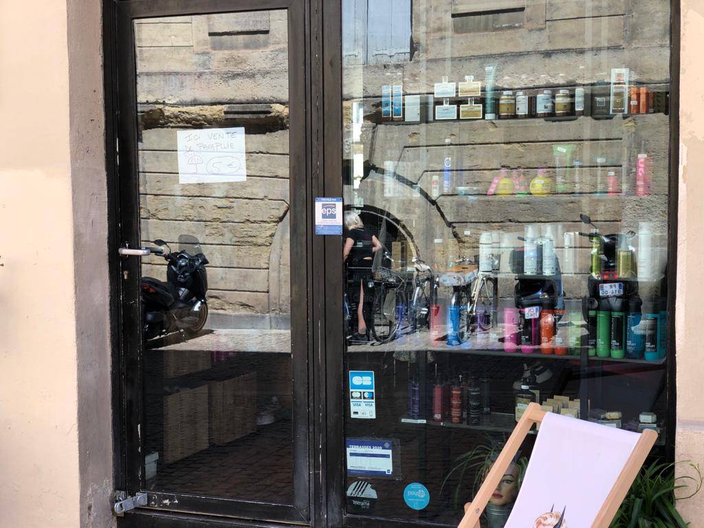 Films pour vitrage anti UV pour protéger les produits du risque de décoloration dans la vitrine d'un salon de coiffure à Montpellier