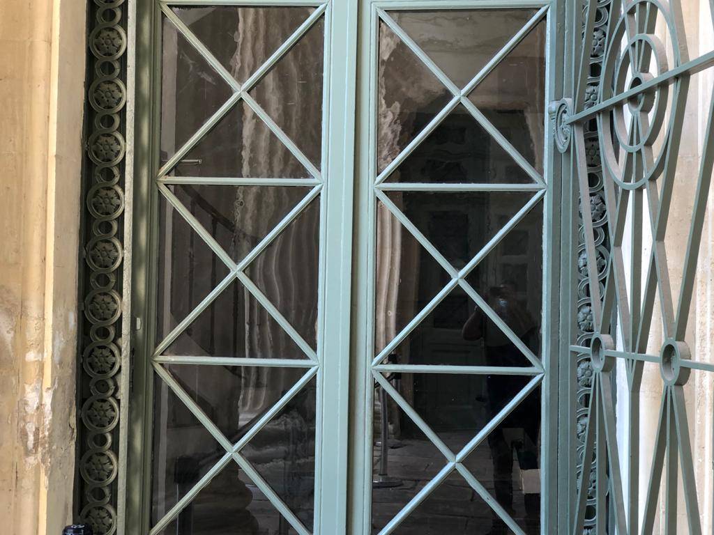 Film de sécurité pour blinder les vitrages d'un bâtiment historique à Nîmes