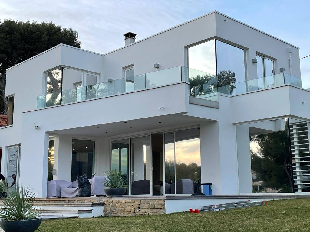 Maison d’architecte à Cassis : protection des baies vitrées avec film solaire anti chaleur