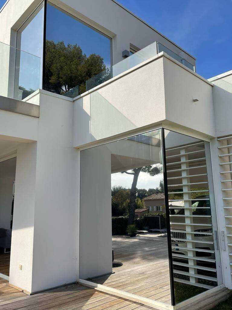 Maison d’architecte à Cassis : protection des baies vitrées avec film solaire anti chaleur