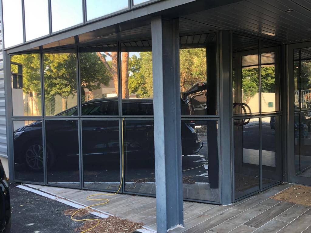 Isolation thermique avec un film adhésif solaire des vitrages d'un bâtiment professionnel dans le Vaucluse près d'Avignon