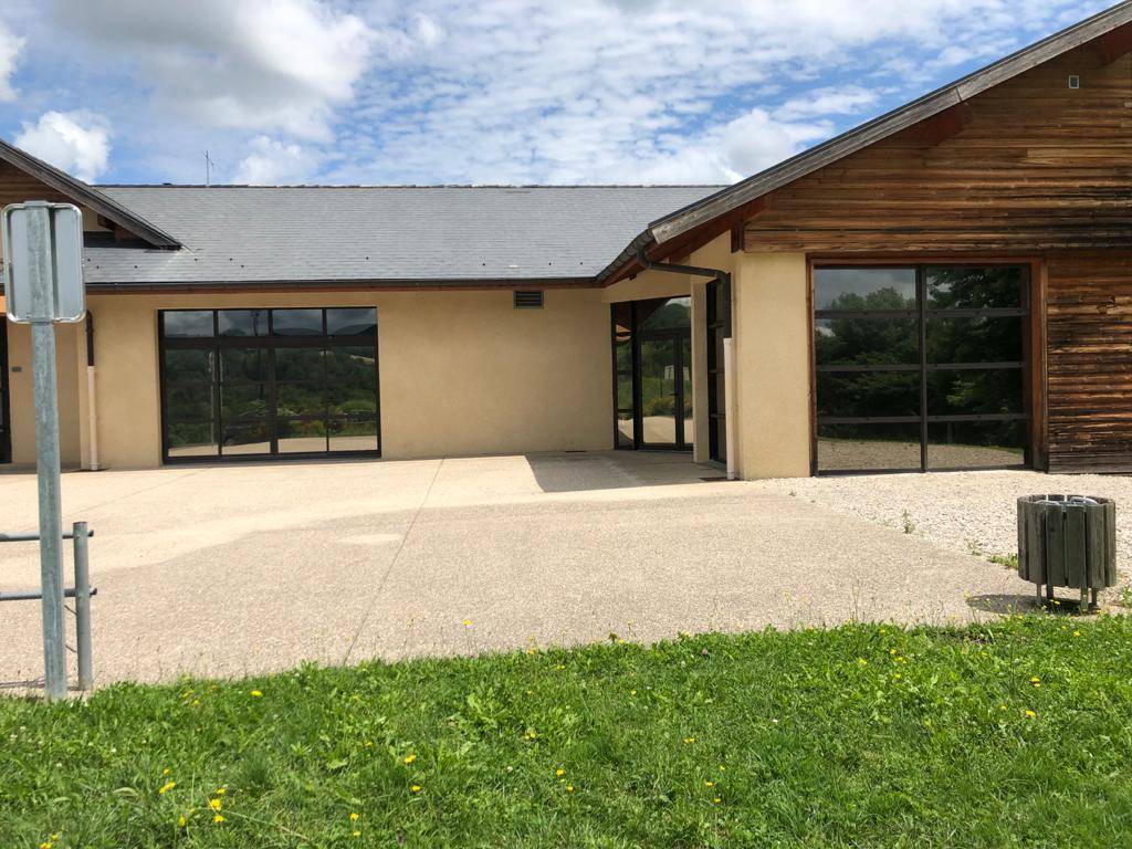 Films de proetction solaire installés sur les baies vitrées des salles municipales d'une mairie près d'Annecy