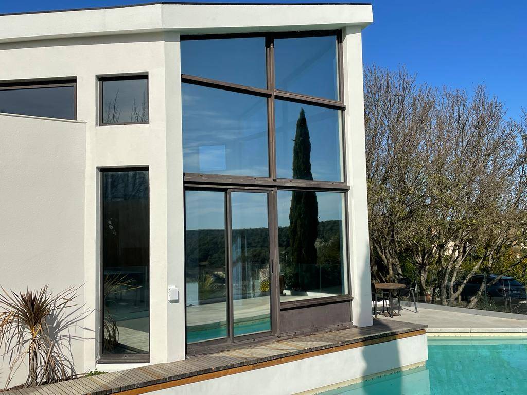Films adhésifs de protection solaire pour la rénovation thermique de vos vitrages entre Nice et Lyon