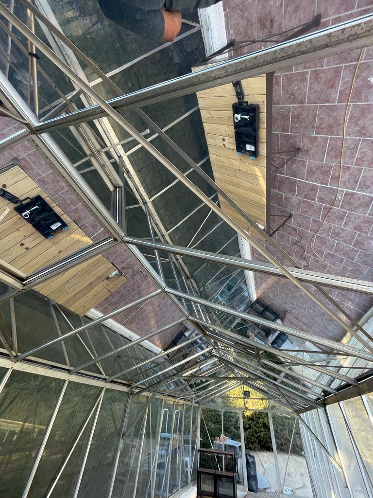 Film solaire à effet miroir installé en intérieur sur le plafond d'une véranda près de Marseille