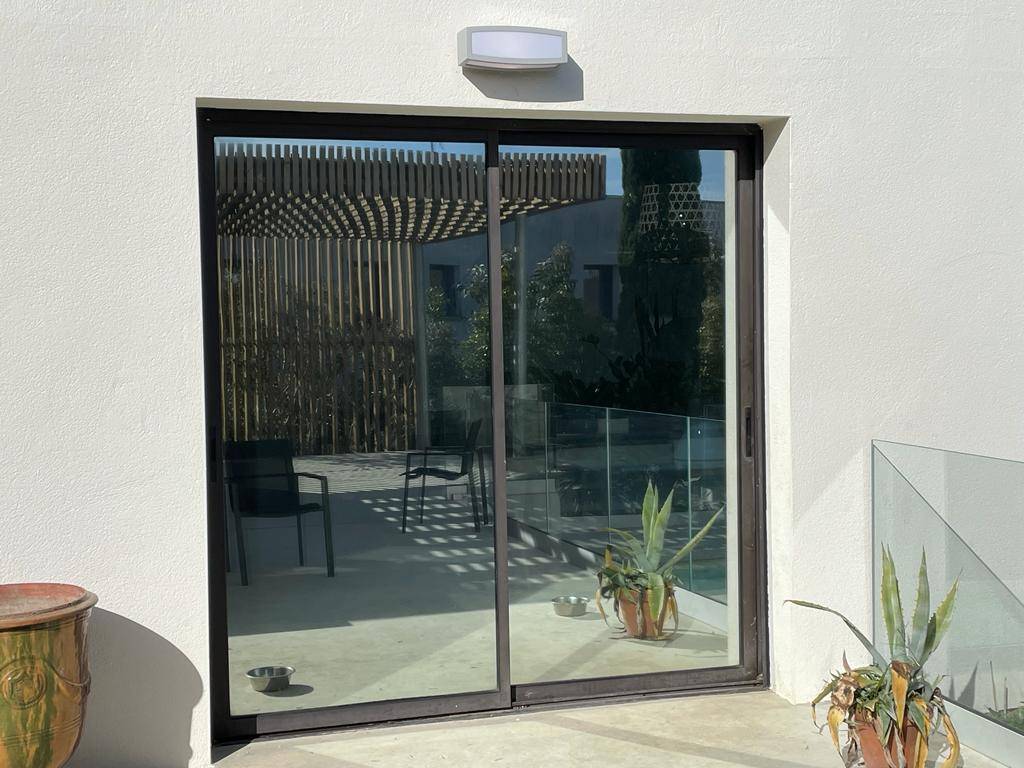Villa contemporaine avec baies vitrées équipées de film de contrôle solaire près de Montpellier