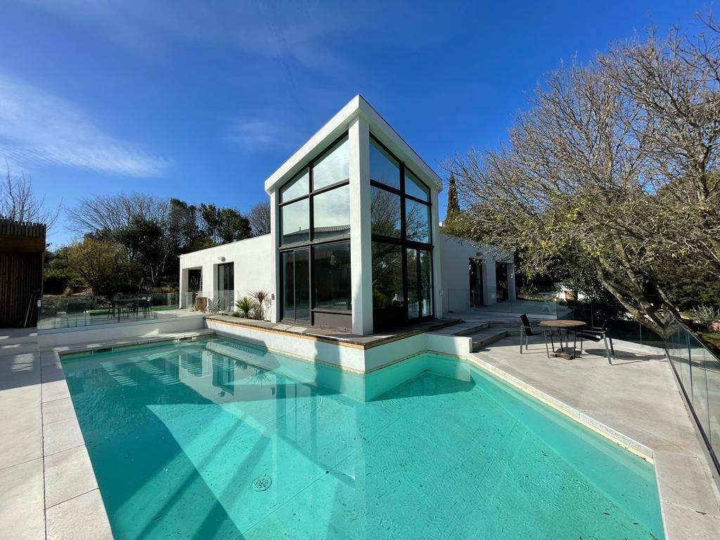 Protéger les baies vitrées contre la chaleur du soleil d'une maison d'architecte dans l'Hérault