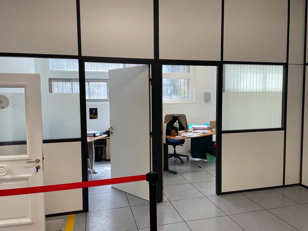 Cloisons de bureaux vitrées mi hauteur avec film à effet sablé : illustration dans un cabinet comptable près de Canne