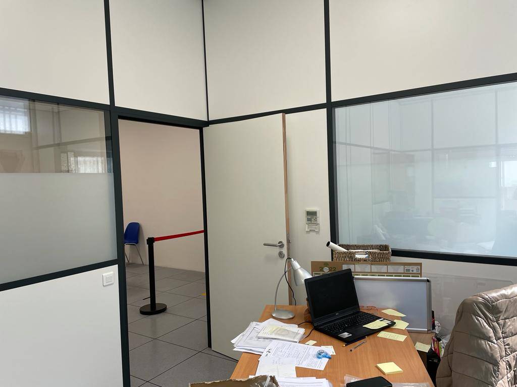 Cloisons de bureaux près de Saint Laurent du Var équipées de films adhésifs d'intimité à effet sablé