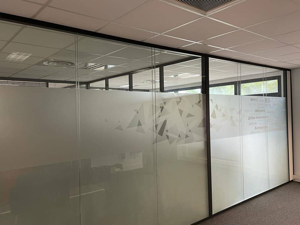 Films adhésifs personnalisables avec impression  numérique pour cloisons vitrées de bureaux près de Marseille