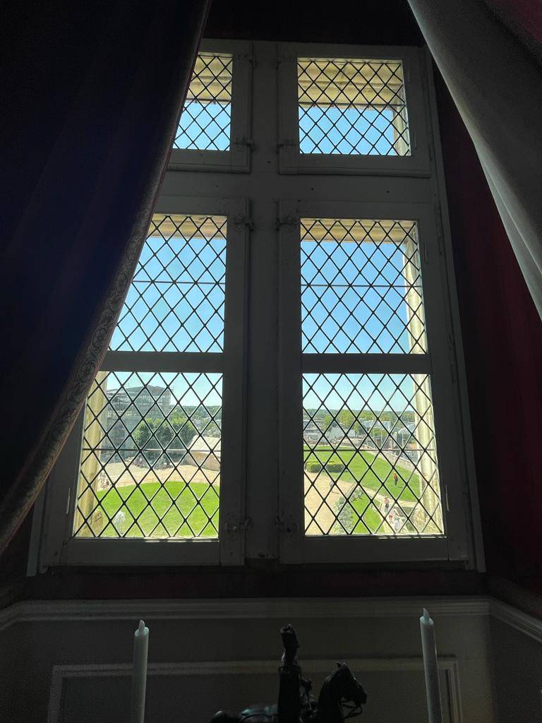 Un film adhésif contre la décoloration qui renforce la résistance des vitraux pour protéger les vitreries des châteaux de la Loire dans la région de Tours