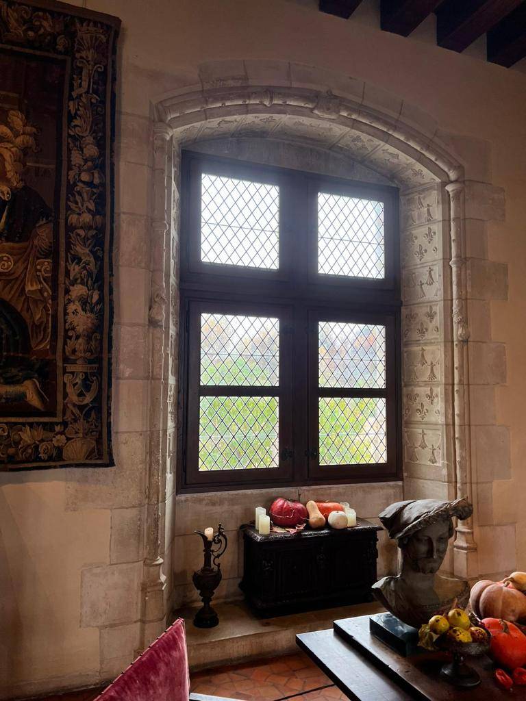 Pose d'un film anti intrusion anti chaleur et anti décoloration sur les vitraux de la Chambre du roi au château d'Amboise