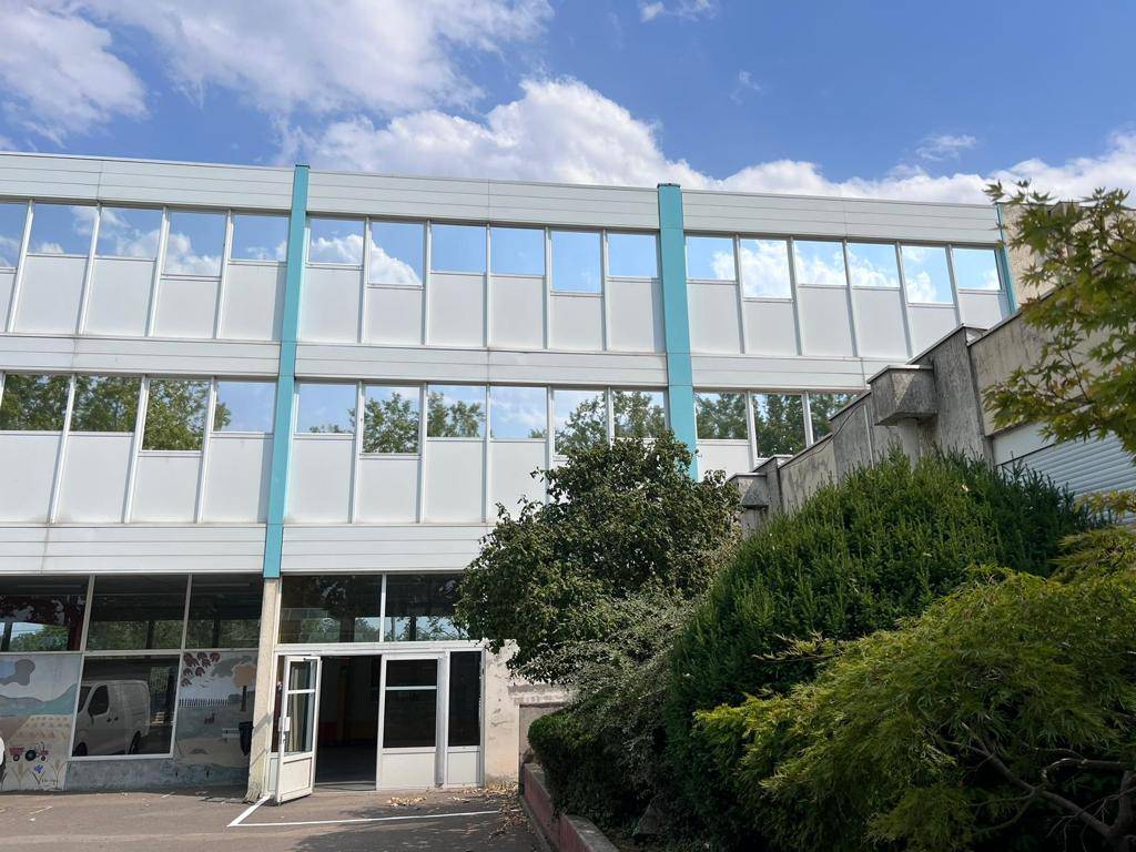 Film de protection solaire pour stopper le rayonnement solaire sur les vitres et réduire la chaleur dans les salles de classes d'un collège près de Lyon