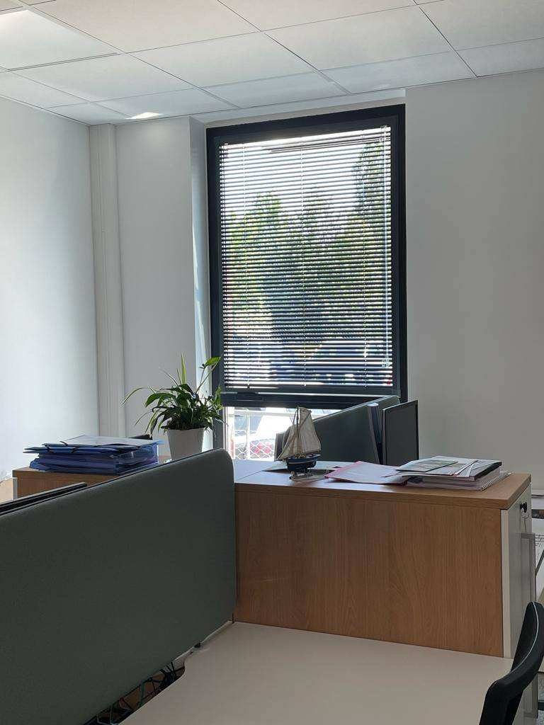 Conception sur mesure store intérieur de bureau pour local professionnel près de Marseille