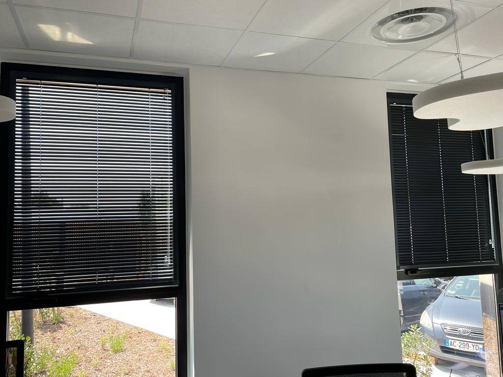 Stores intérieurs et films adhésifs pour vitrages installés dans des bureaux aux Milles 13290