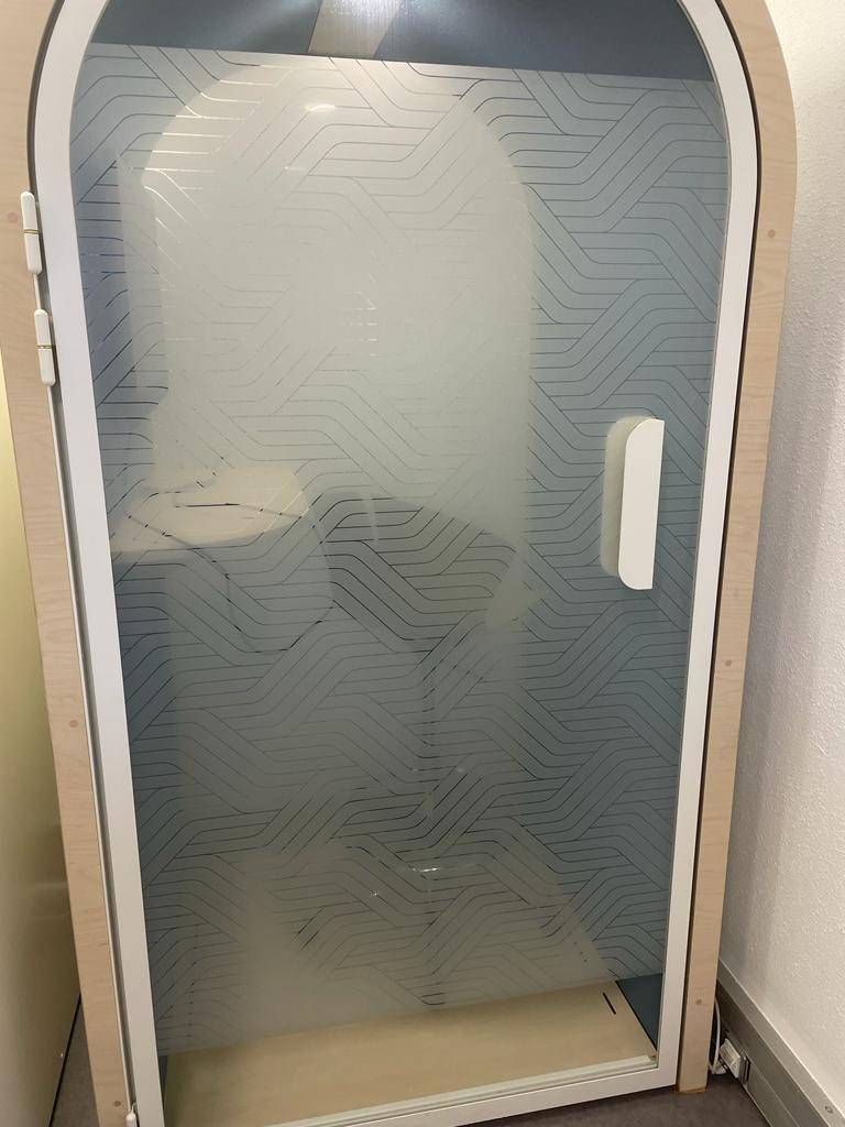 Aménagement de bulles de travail insonorisées avec porte vitrée opaque dans des bureaux administratifs à Montpellier