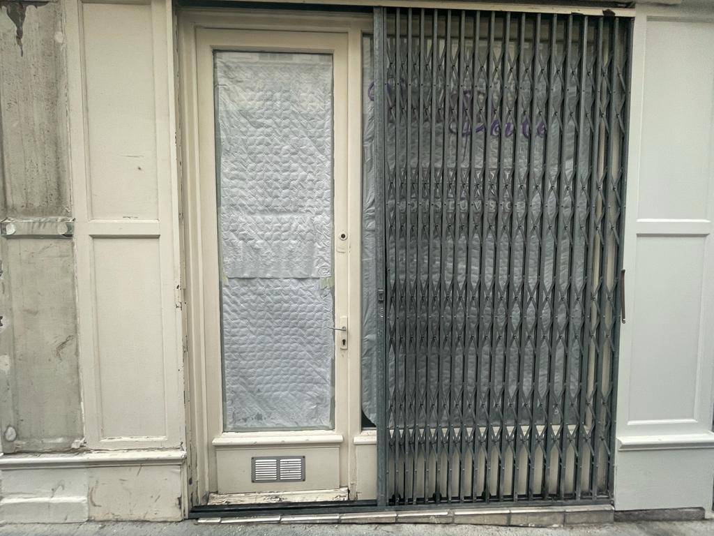 Vitrine de magasin vue de l'extérieur avant pose d'un smart film à Paris 9ème