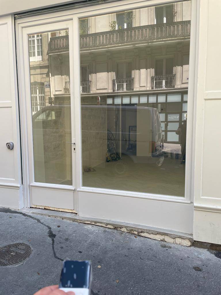 Vue extérieure de la vitrine d'un magasin après pose d'un film intelligent à Paris 9ème