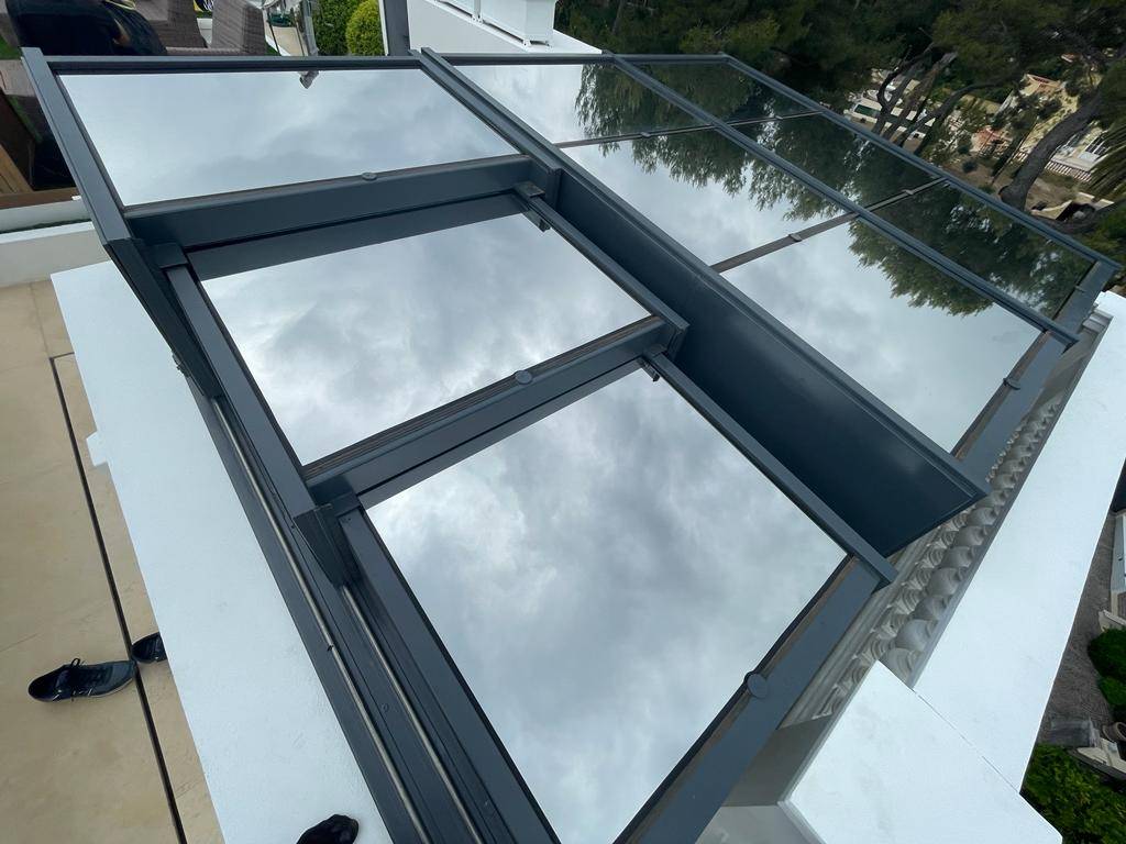 Le film solaire miroir sans tain pour protéger des UV et de la chaleur l'intérieur d'une demeure près de Monaco
