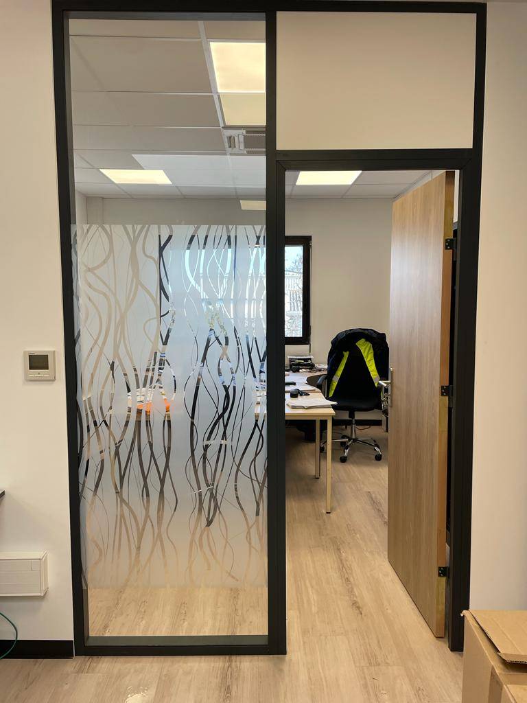Porte vitrée équipée d'un film pré imprimé pour isoler des vis à vis  le bureau d'une entreprise à Marseille