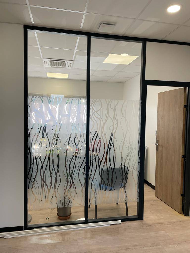 Paroi vitrée toute hauteur avec film de décoration posé en survitrage : bureaux près de Toulon en PACA