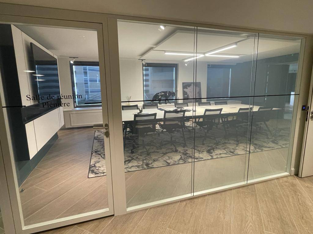 parois vitrées transparentes d'une salle de réunion dans open space à Lyon