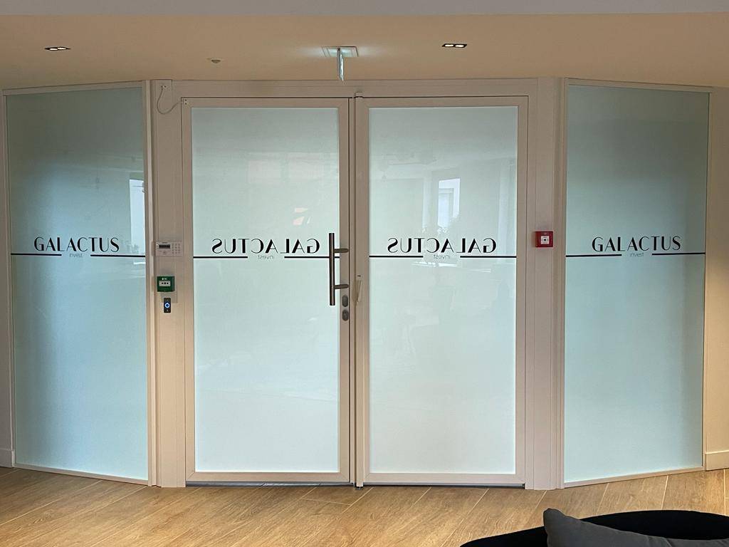 Portes vitrées de l'acceuil de bureaux à Lyon avec film électrique intelligent à effet dépoli