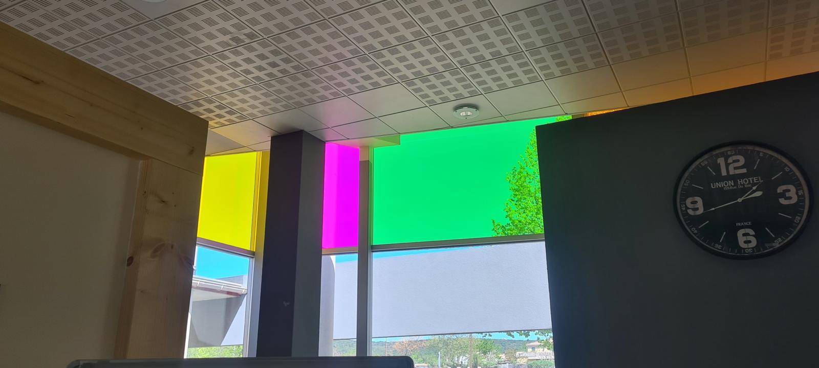 Pose de films décoratifs unis et colorés pour un établissement public dans le Gard