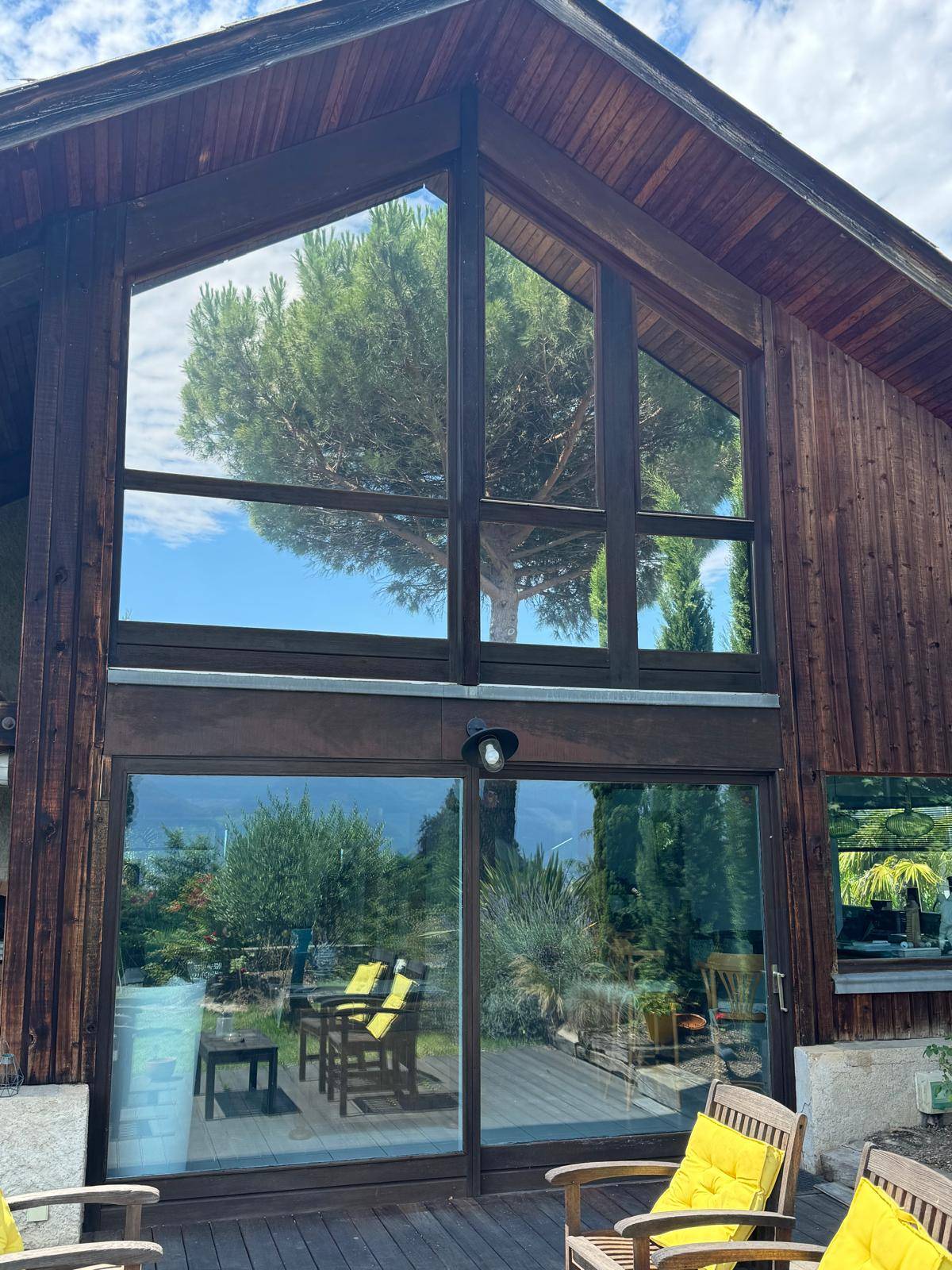 Faire poser des films de protection solaire pour réduire la température l'été à Grenoble