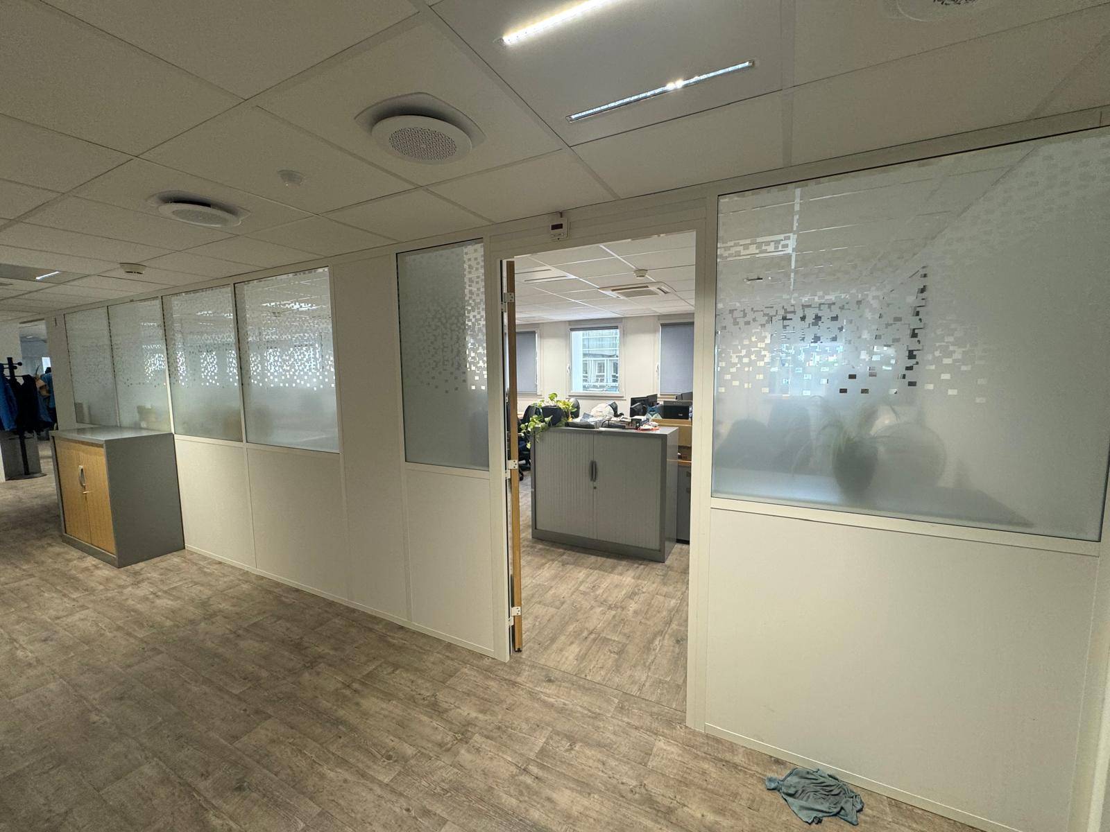 Vitrophanie personnalisée pour bureaux professionnels dans le 26