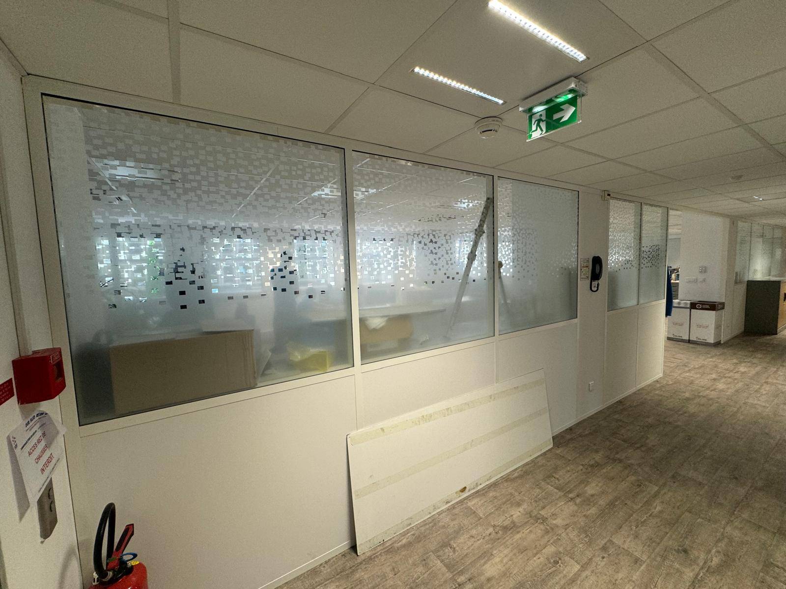 Vitrophanie personnalisée pour bureaux professionnels dans la Drôme
