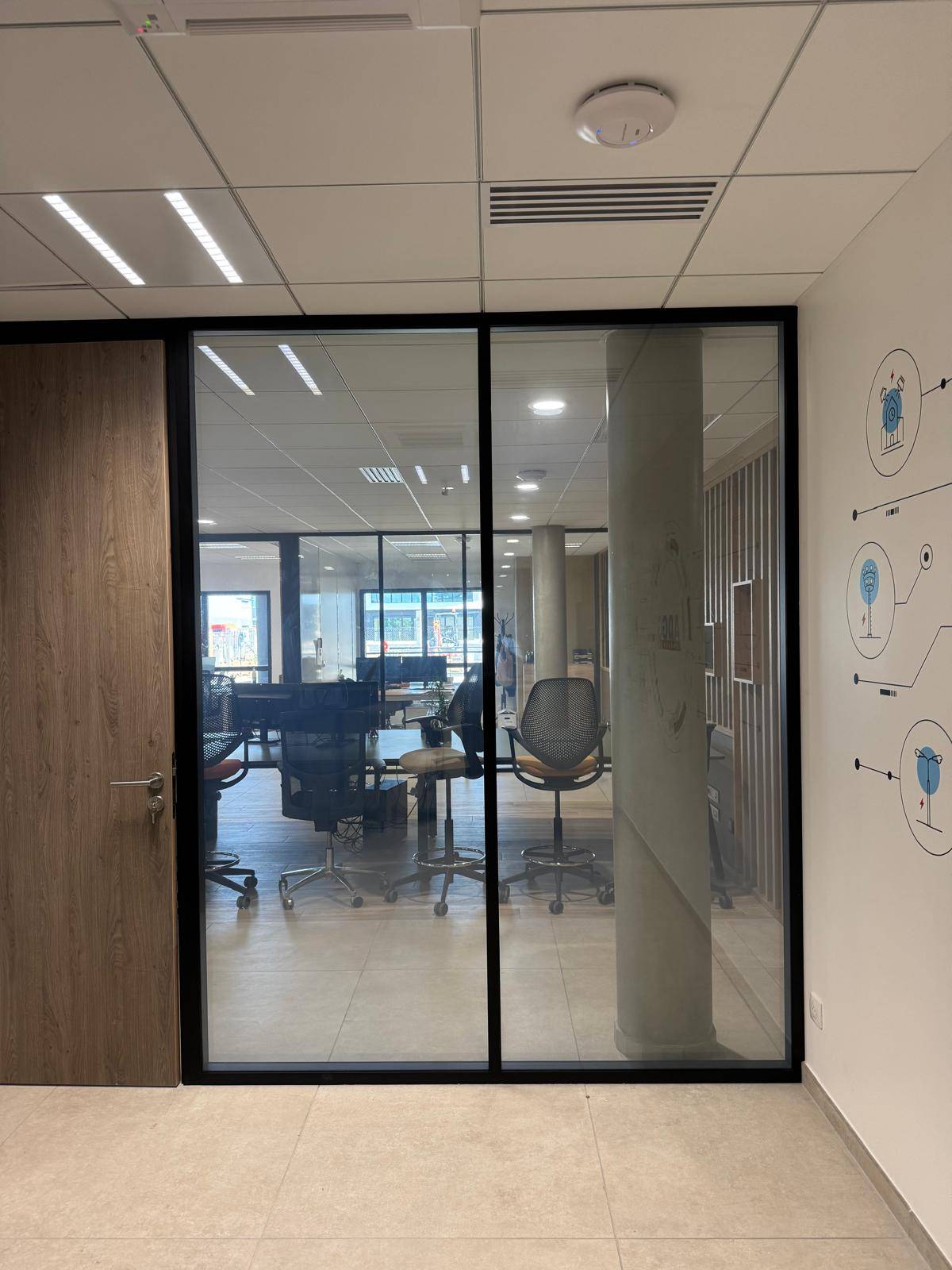 Création d'une salle de réunion confidentielle avec la pose de film à opacité variable près de Lyon