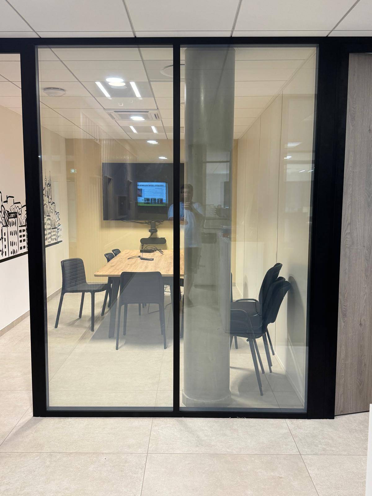 Création d'une salle de réunion confidentielle avec la pose de film à opacité variable dans le 69