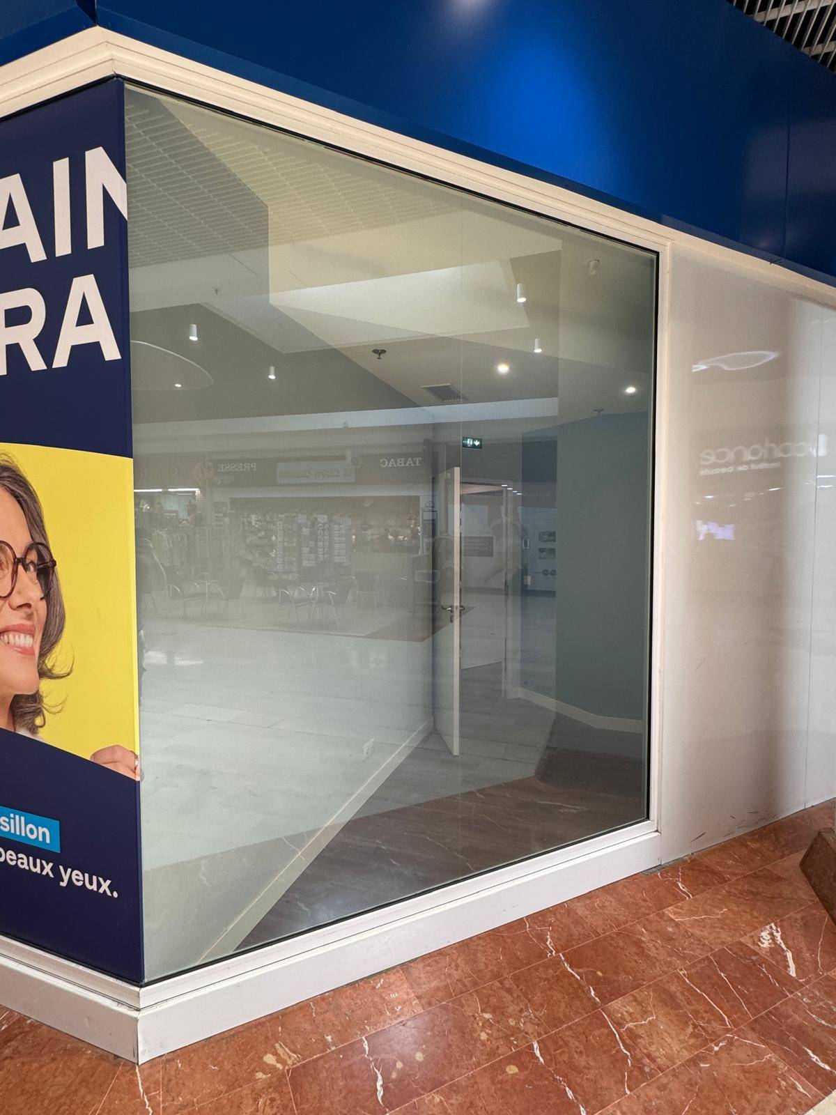 Film smart on off en position transparente pour le magasin Krys Carrefour Perpignan