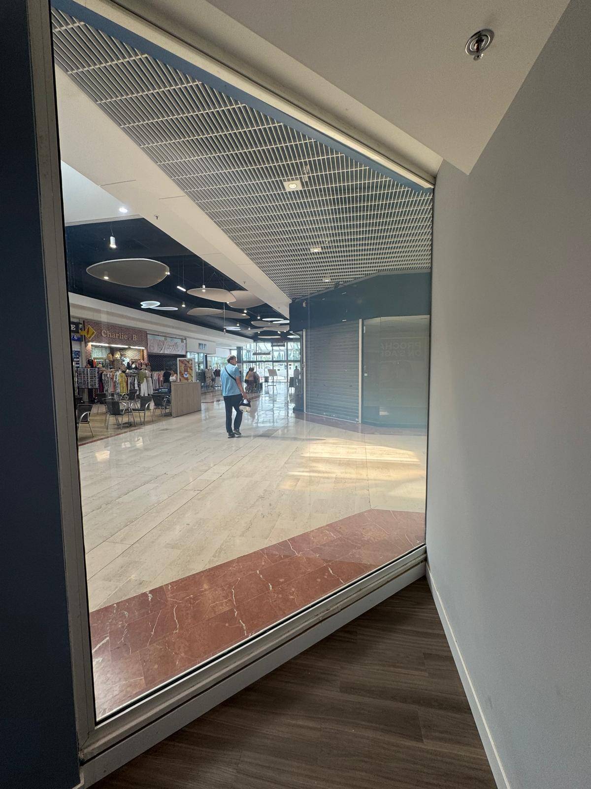 Film à opacité contrôlée en mode opaque vu de l'intérieur du magasin Krys de Carrefour Perpignan