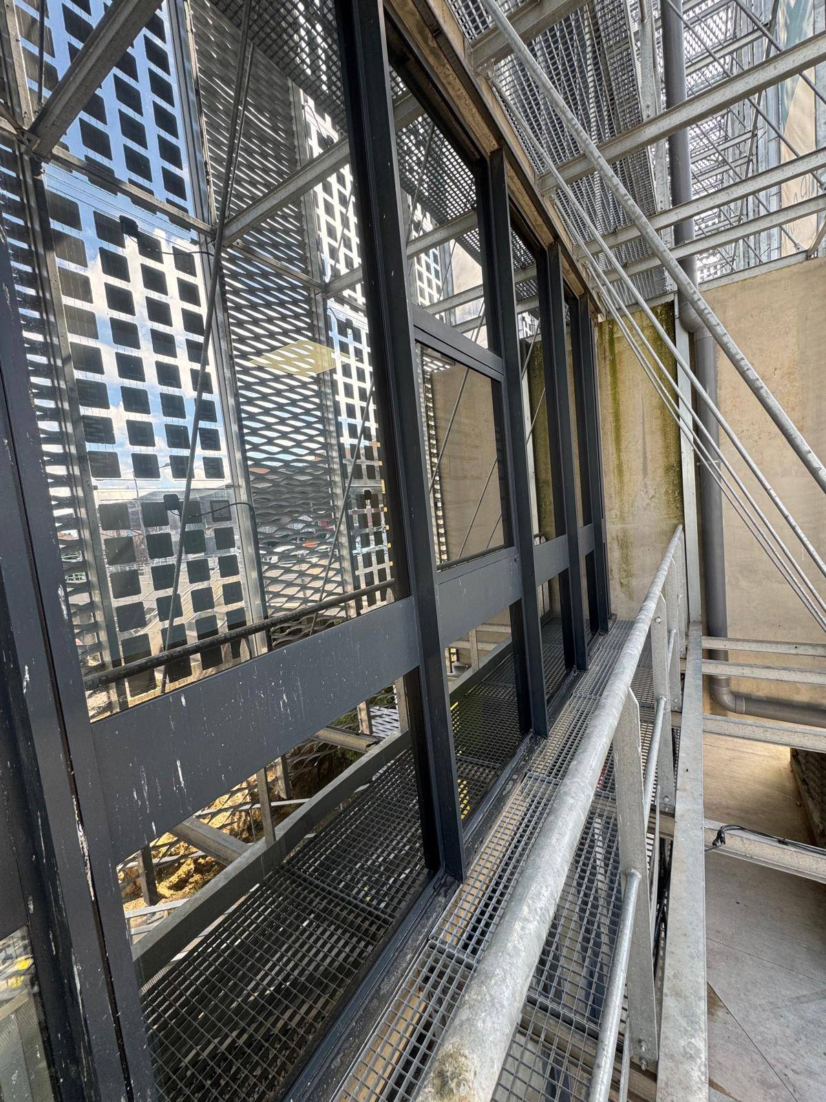 Film Nickel 80 XC de Solar Screen pour abaisser la température intérieure dans un ERP dans les Bouches du Rhône