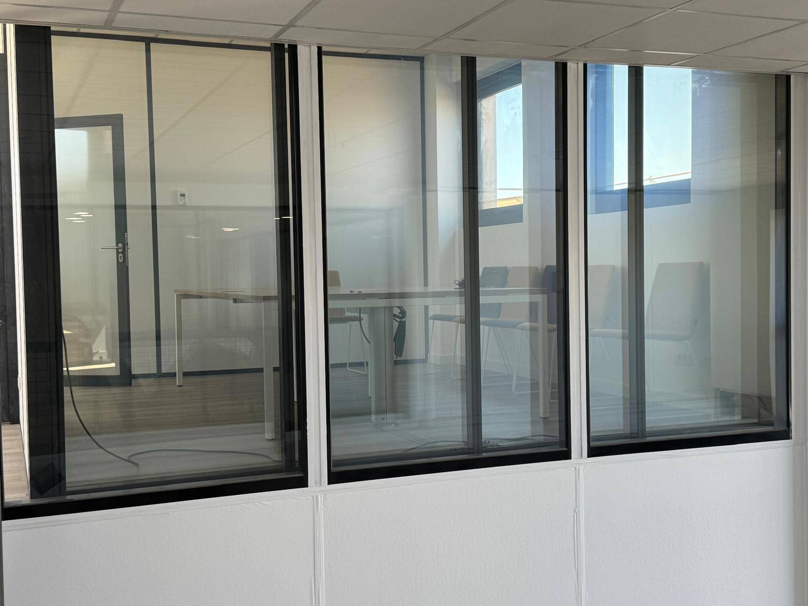 Pose de film à opacité contrôlée sur des cloisons vitrées existantes en Auvergne-Rhône-Alpes