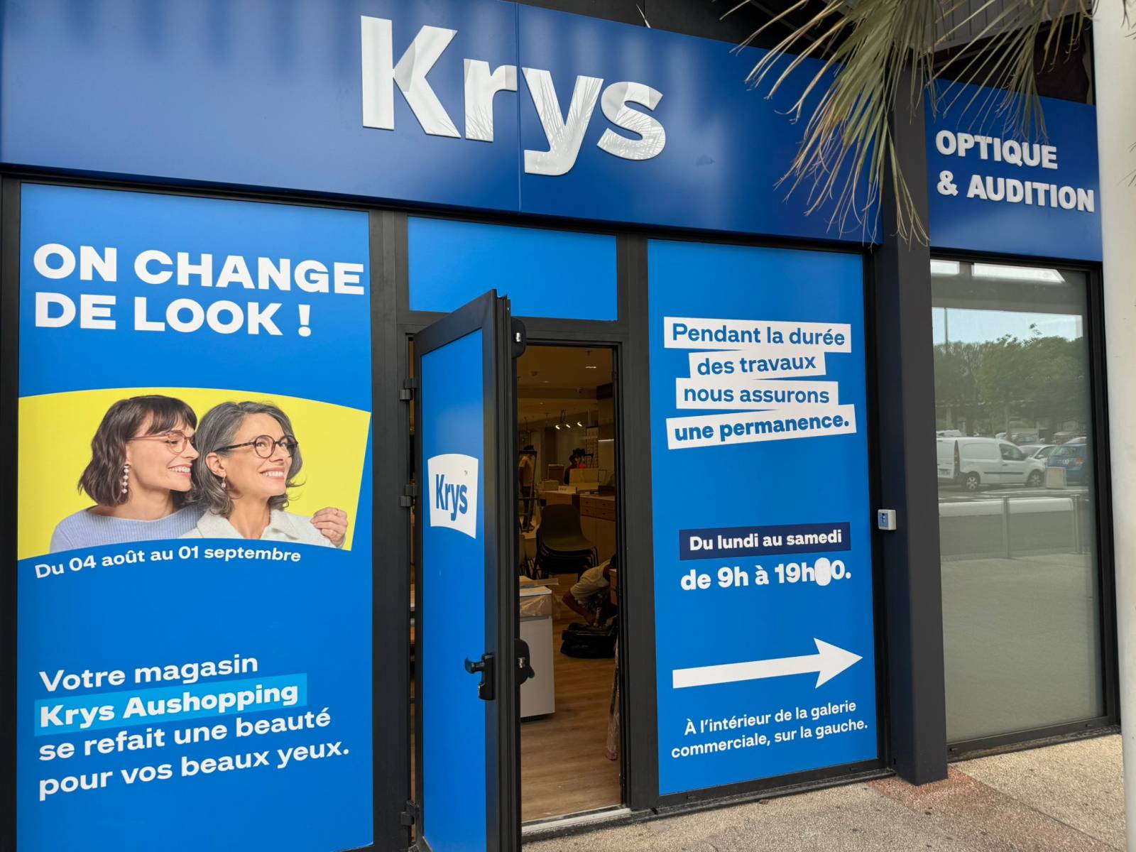 Devanture du magasin Krys Auchan Perpignan porte recouverte d'un film connecté opacifiant