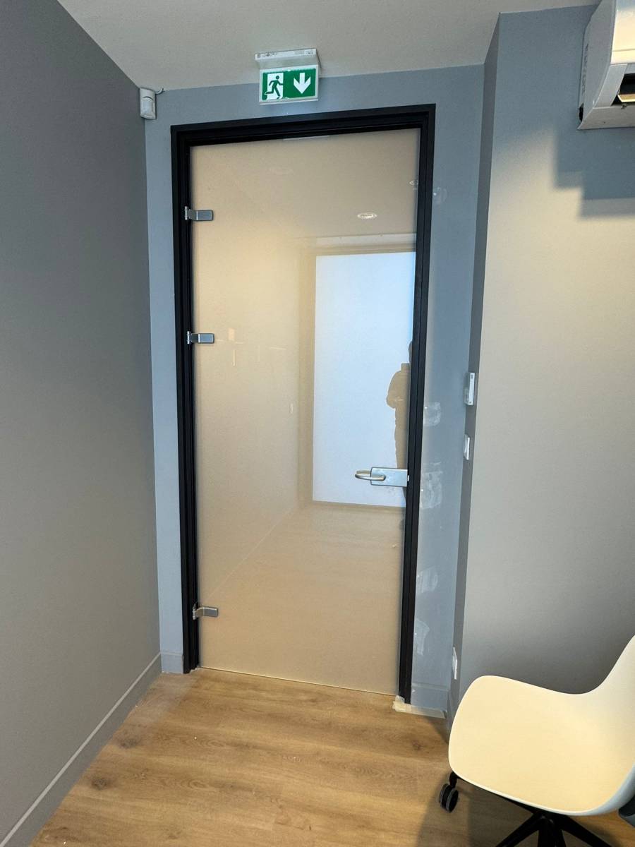 Porte recouverte d'un film à opacité contrôlée en mode opaque dans le 66