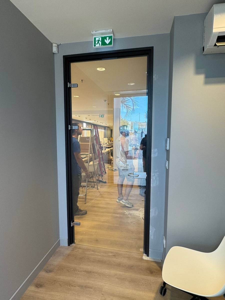 Porte recouverte d'un film à opacité contrôlée en mode transparent dans le 66