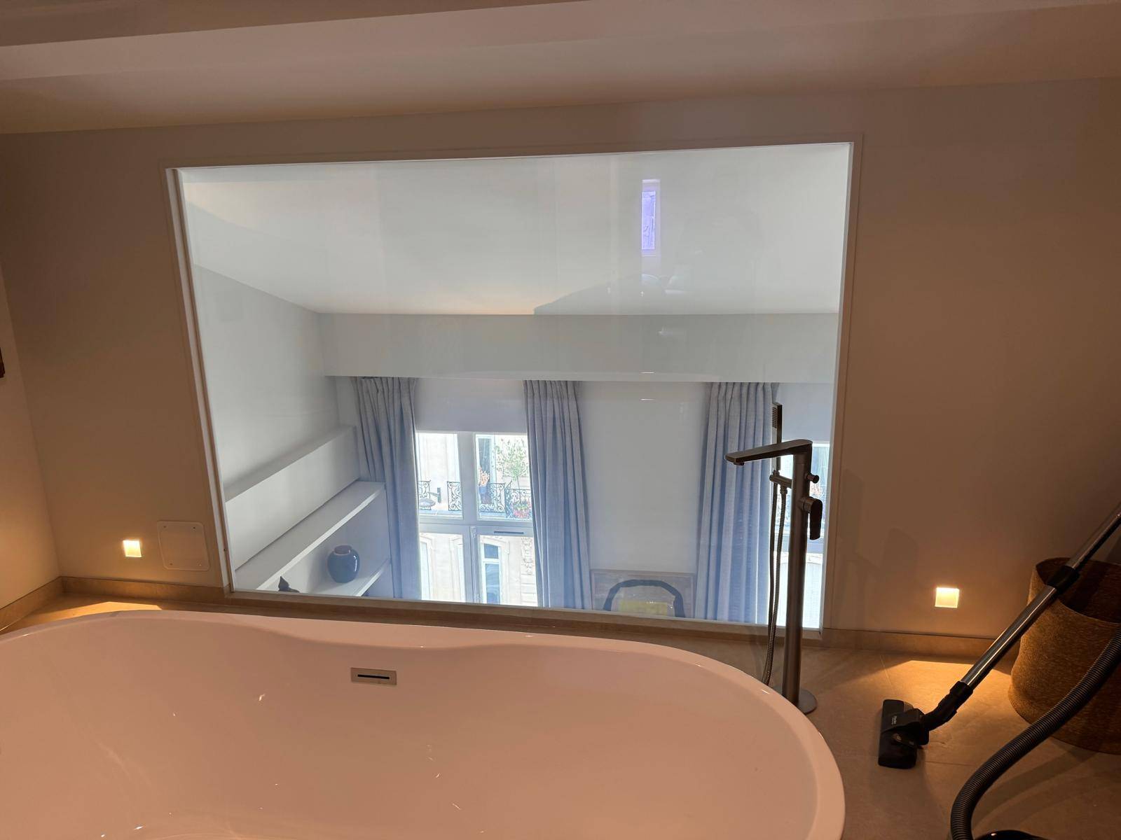 Pose d'un film à opacité contrôlée dans une salle de bain à Paris