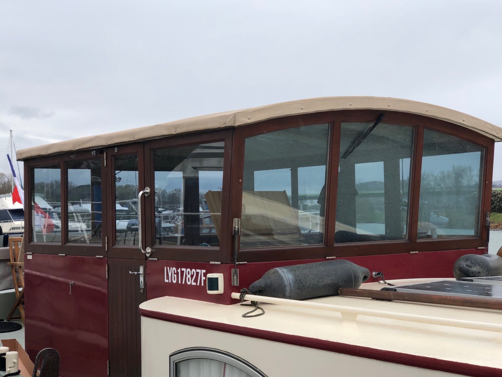 Effet légèrement chromé des fenêtres d'une péniche dans la Drôme après pose de film solaire