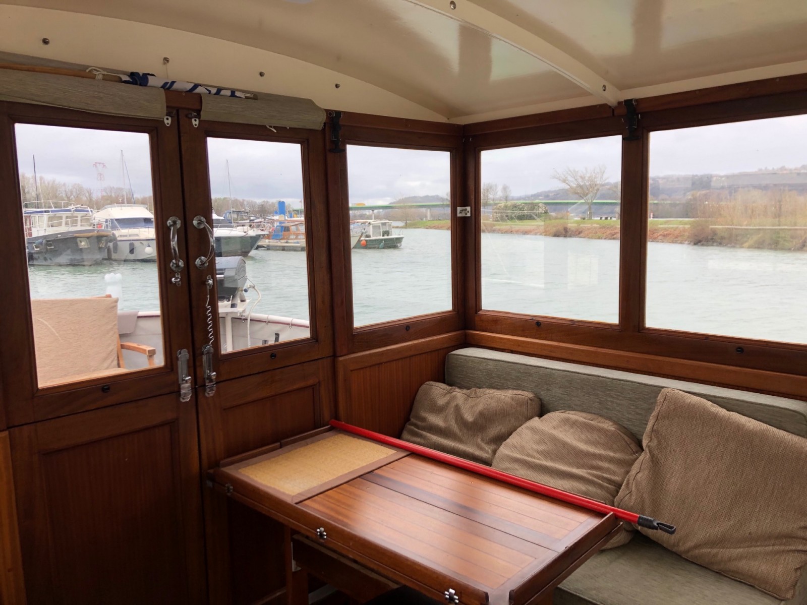 Films solaires pour rejeter la chaleur et conserver la luminosité : illustration sur une péniche à Valence